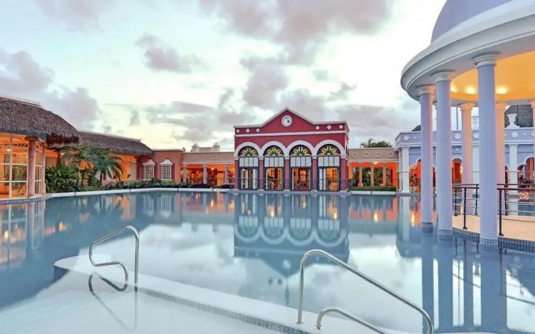 Airclos S35MF · S35MO Bi-fold doors. Hotel Iberostar Selection Varadero, Cuba