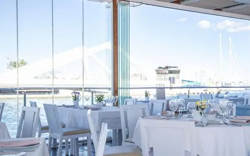 Airclos A32 Sliding glass walls. Sausalito Restaurant, Valencia, Spain.