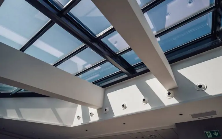 Toit mobile motorisé sur mesure Airclos T8000 pour l'espace BBK Kuna de Bilbao