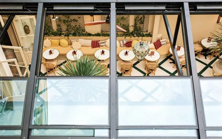 Toiture coulissante Airclossur cour intérieure pour un restaurant à Utrech