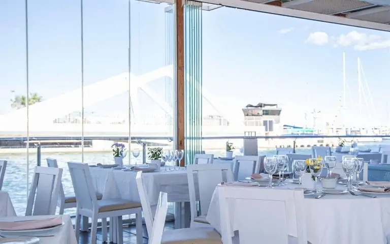 Airclos A32 Cortinas cristal. Restaurante Sausalito, Valencia, España